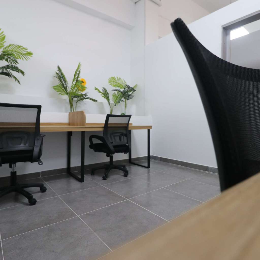 Oficina privada para 3 personas. Escritorios con sillas bien adecuados.