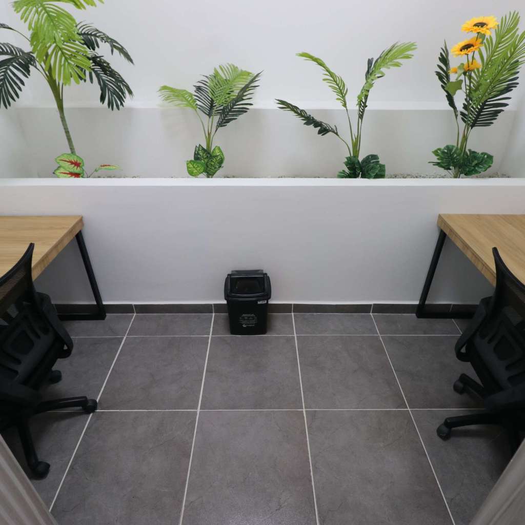 Oficina privada de 2 personas. Ubicado en espacio coworking.